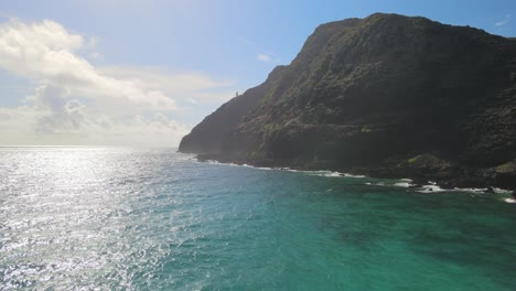 Vista-Aérea-A-Lo-Largo-De-La-Cresta-Rocosa-Del-Faro-Makapuu