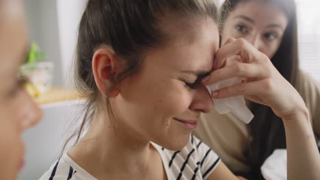 video de mano de mujeres consolando a un amigo desesperado