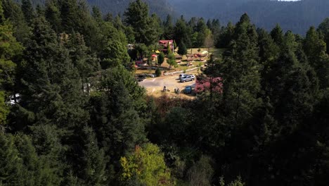 punto de vista aéreo con cabaña dentro del turismo forestal la marquesa méxico
