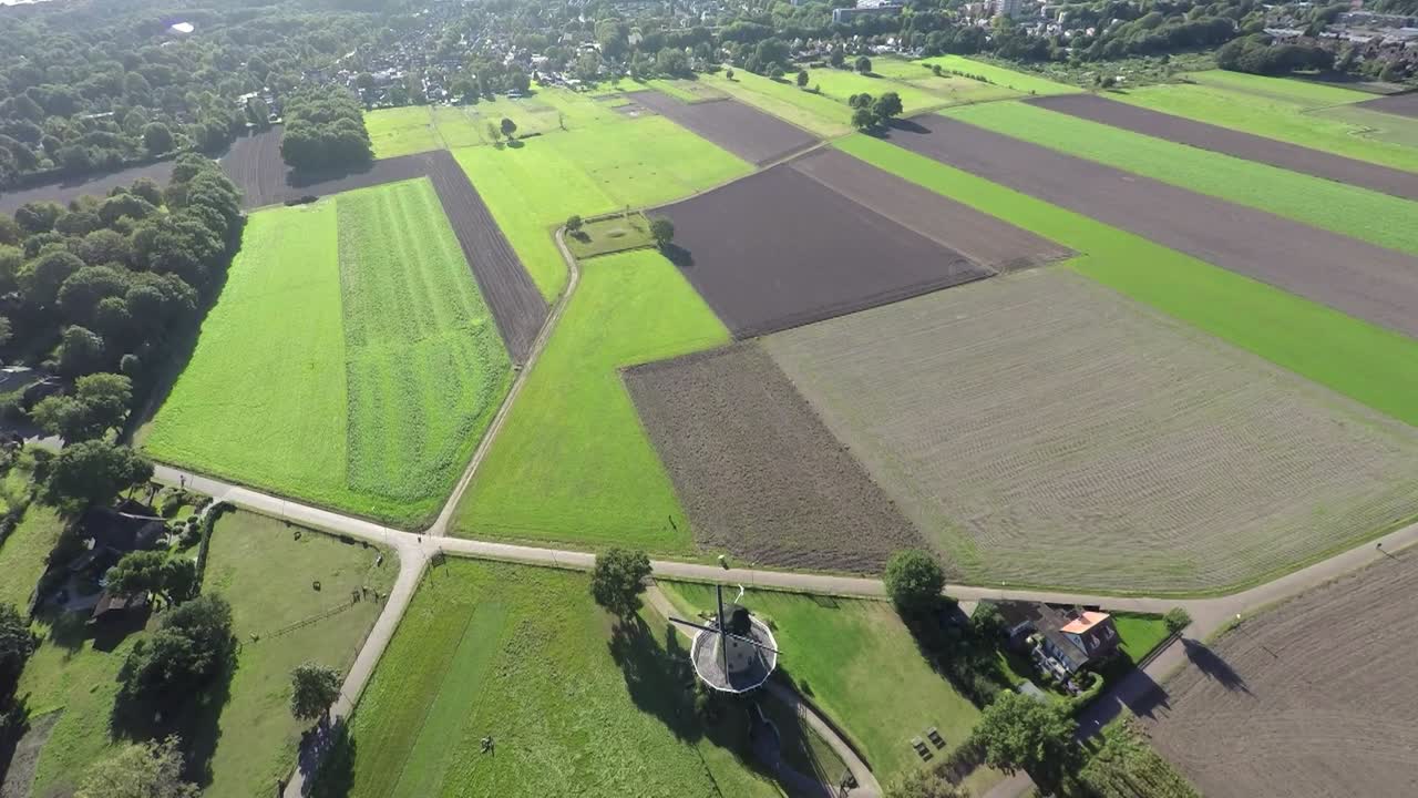 imágenes aéreas de molinos de viento en campos verdes