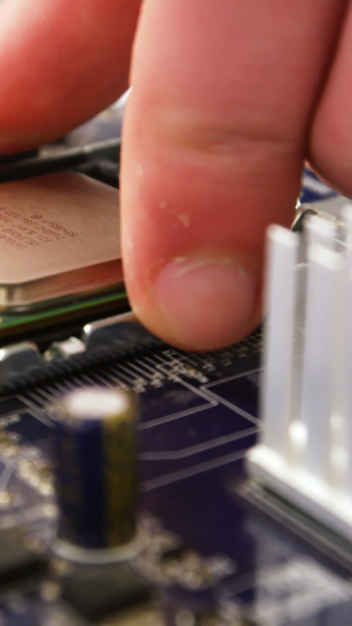 técnico fijando el chip en la placa base