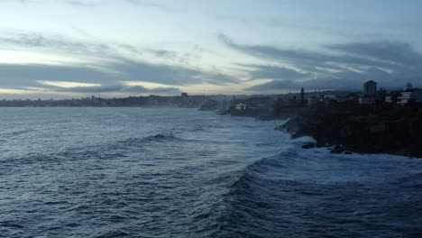 Increíble-Vista-De-La-Costa-De-La-Puesta-De-Sol-Sobre-La-Bahía-De-Cascais-En-Portugal