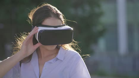 Mujer-Bonita-Con-Gafas-De-Realidad-Virtual-Sonriendo-En-El-Parque