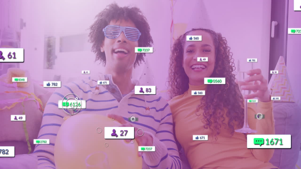 animación de participación en las redes sociales sobre amigos celebrando con bebidas y globos