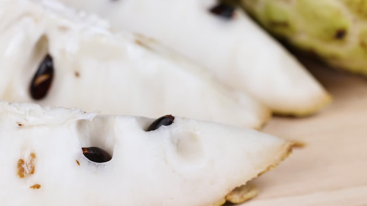 vista detallada de la fruta de la manzana de crema cortada en rodajas