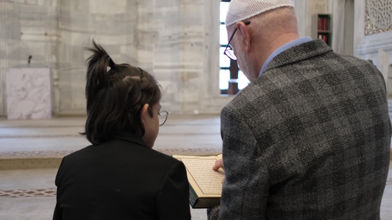 꾸란을 읽는 남자와 소년