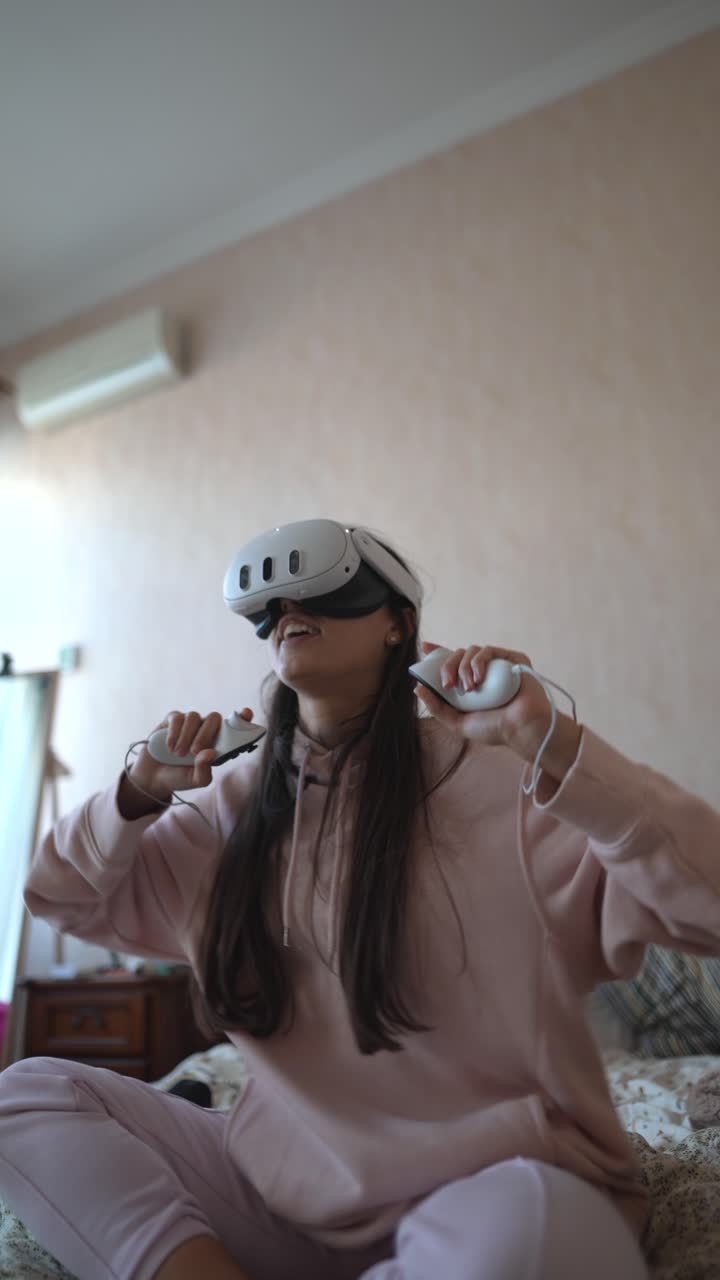 mujer jugando al juego vr en casa