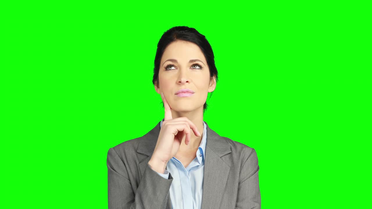 mujer de negocios pensante con la mano en la barbilla