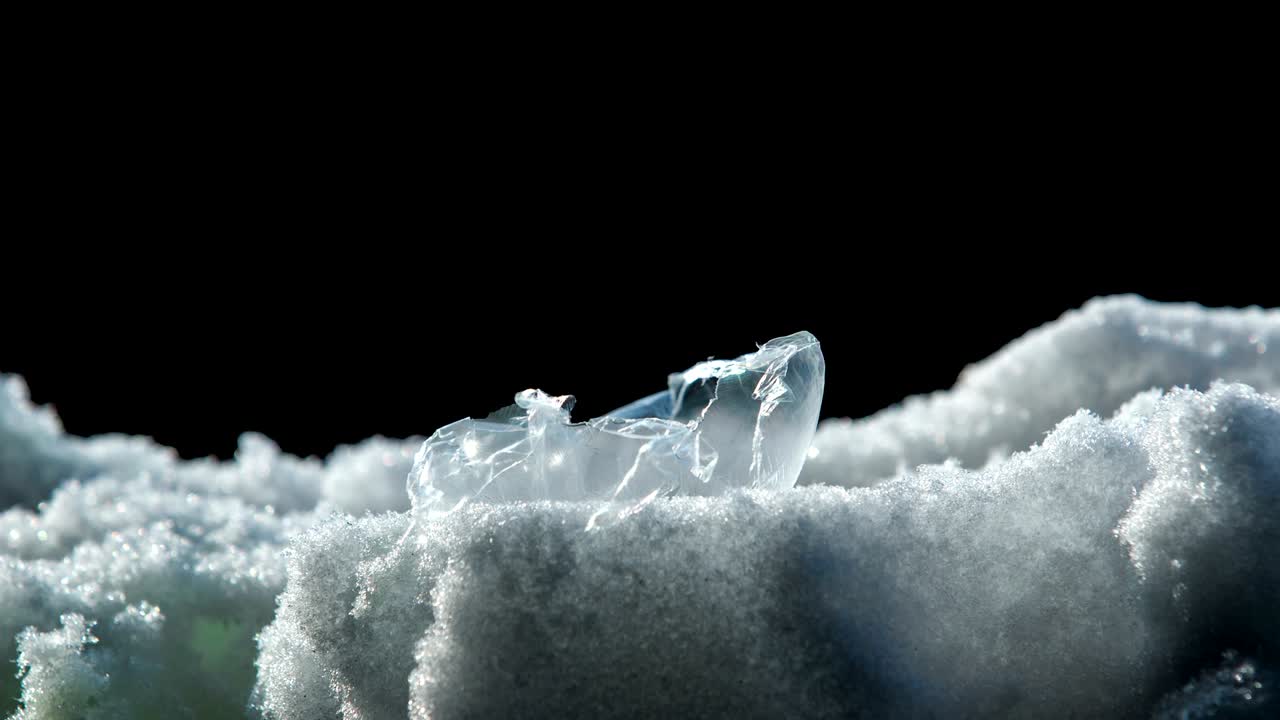 거품이 표면에 있고 갑자기 터집니다.