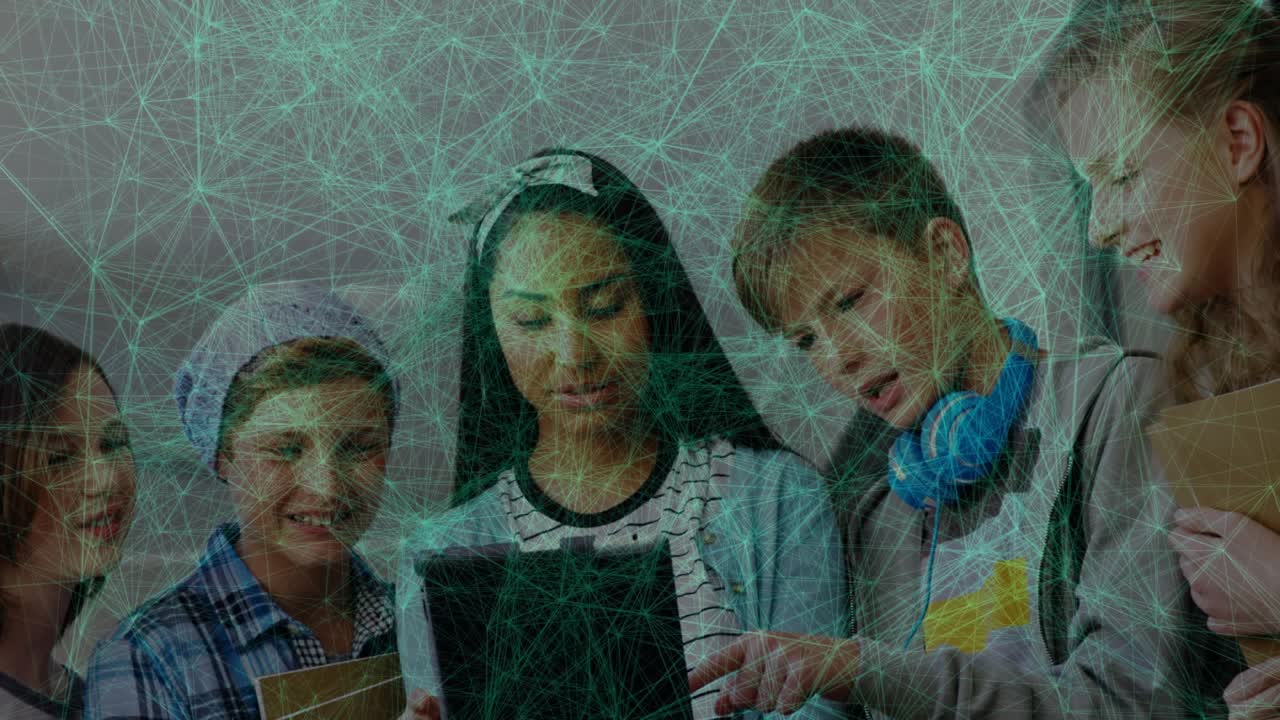 Vijf studenten verzamelen zich rond een tablet op school, jongen tikt en start geanimeerde lesgrafieken.