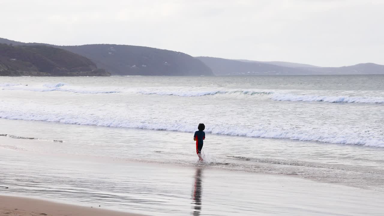 un niño disfruta de las olas de la playa