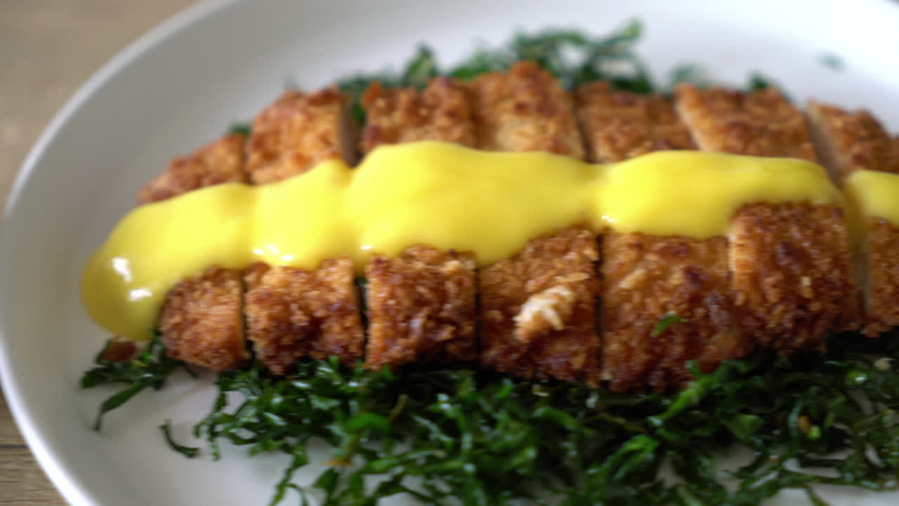 레몬 라임 소스와 함께 튀긴 닭 가슴살