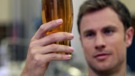 trabajador de la cervecería comprobando el producto