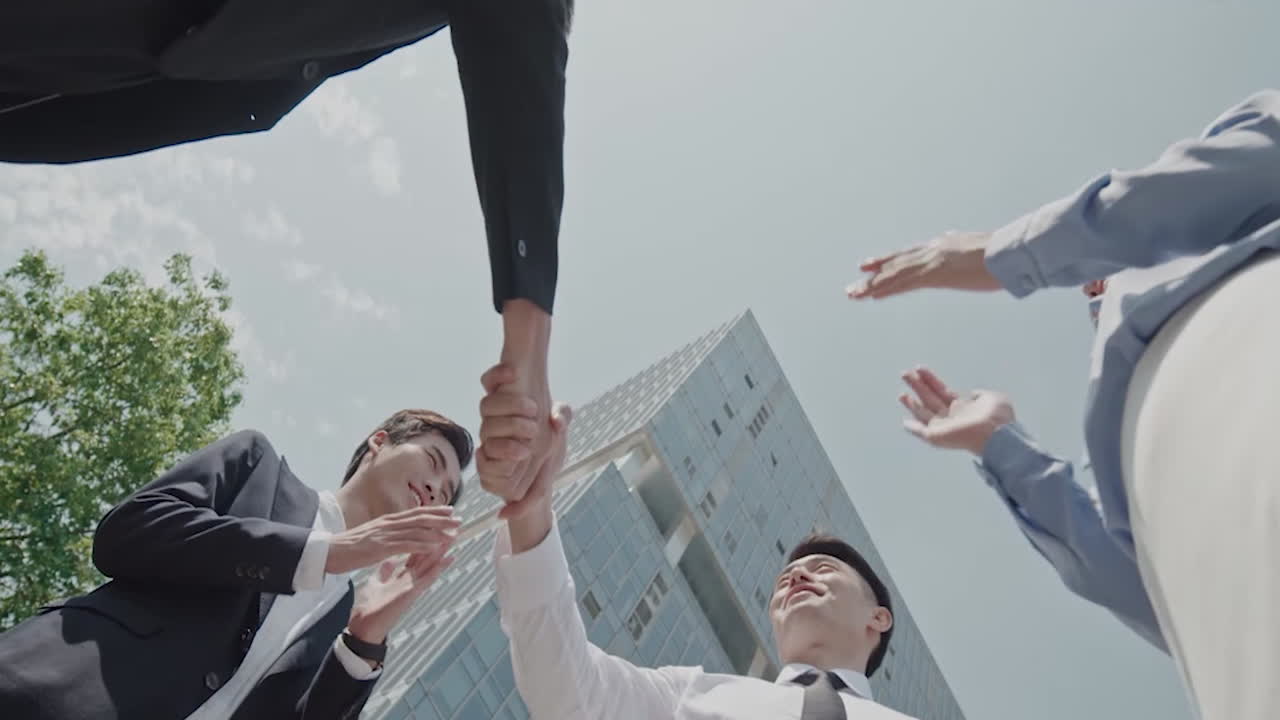 아시아 투자자의 젊은 매력적인 비즈니스 파트너는 만날 때 손을 흔들고