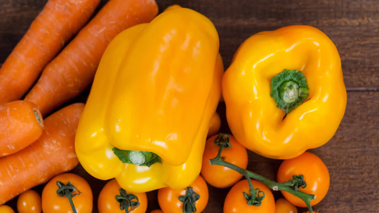 video de comida vegetariana orgánica fresca con verduras anaranjadas en madera