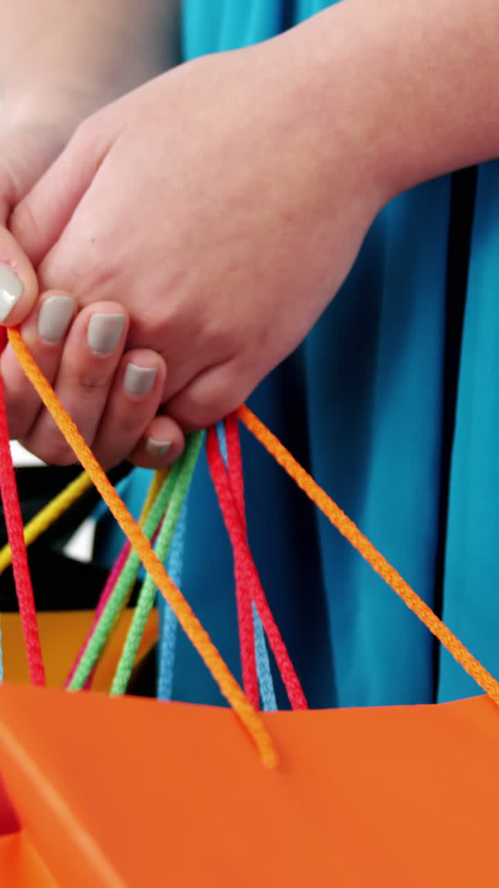 mujer con una bolsa de compras contra un fondo blanco