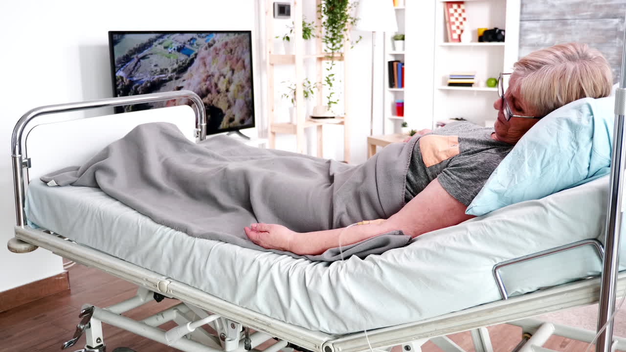 노인 가정 에서 침대 에 누워 있는 은 여자