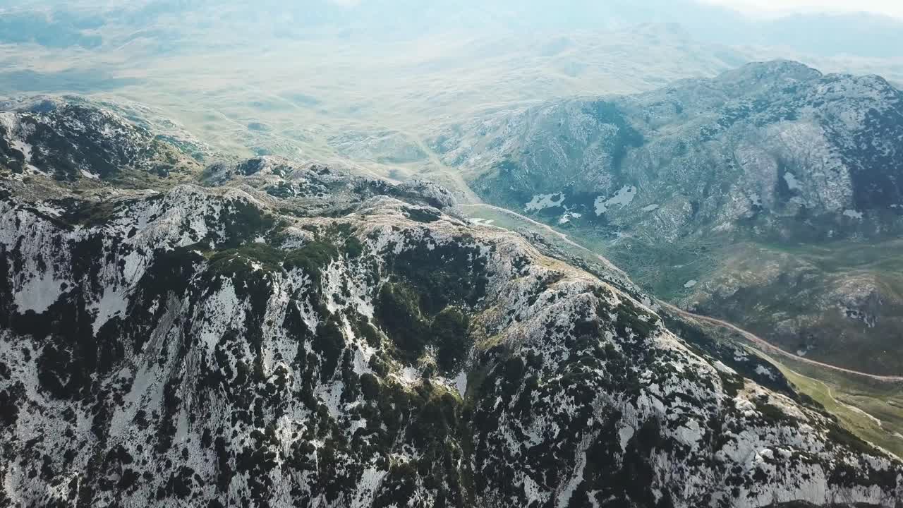 vista aérea de un paisaje montañoso