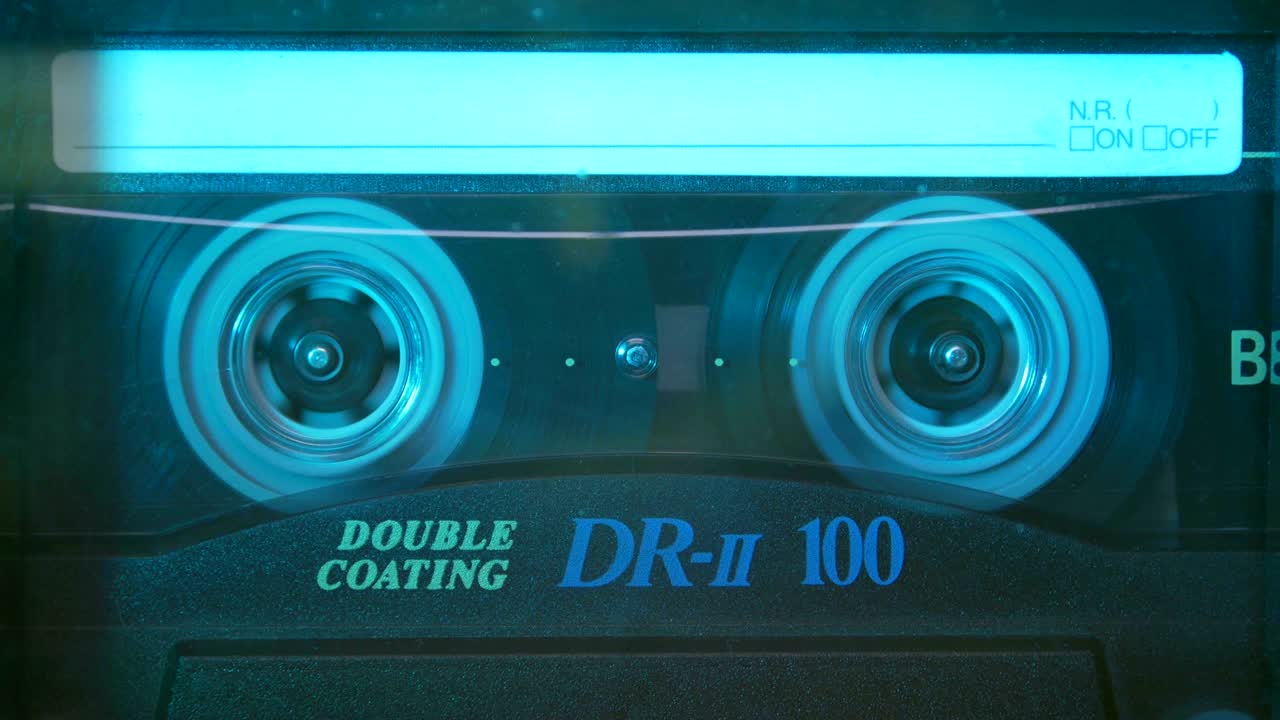 cassette de audio en el reproductor. primer plano