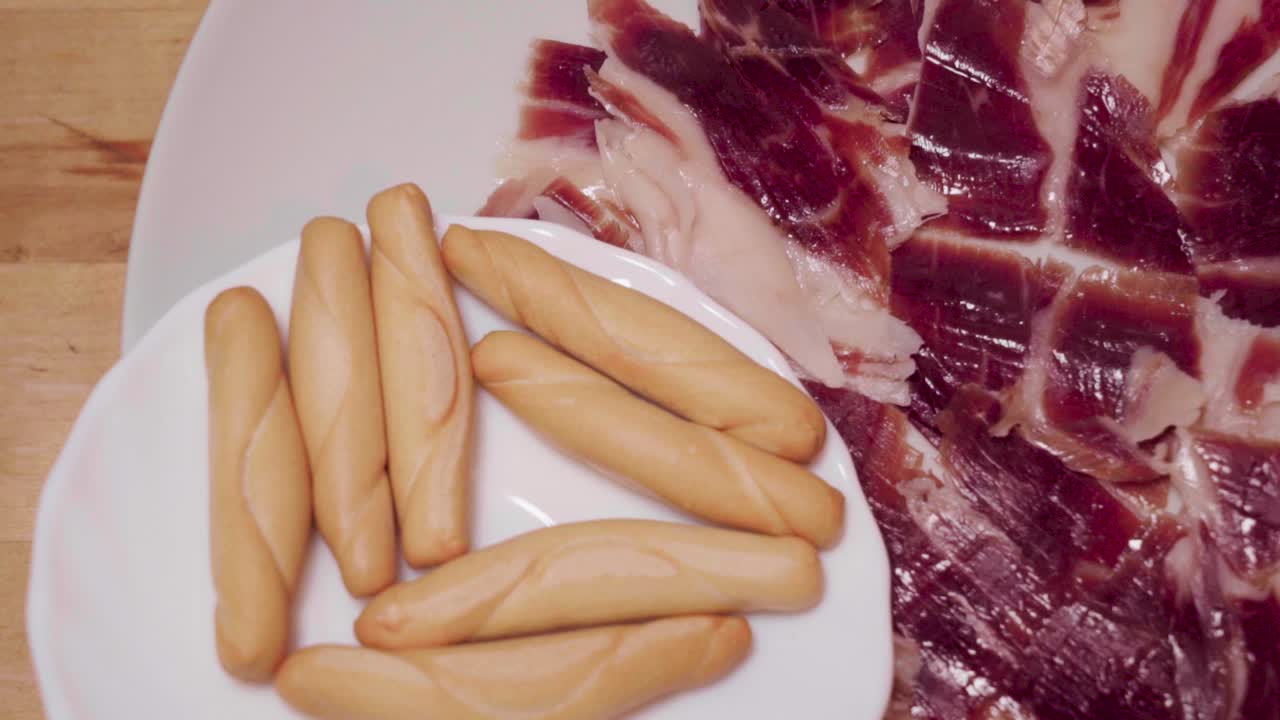 jamón ibérico español con picos en platos giratorios, primer plano de arriba hacia abajo