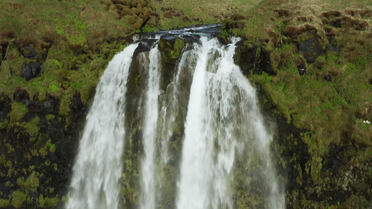 gotas de agua desde el borde escarpado en la cascada de seljalandsfoss en islandia salvaje