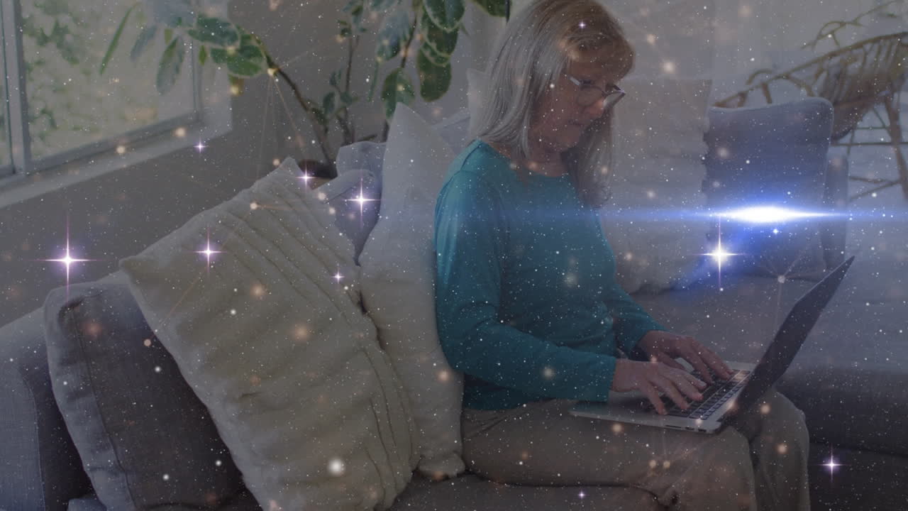 노트북을 사용하는 백인 여성 위에 반이는 반점과 연결 네트워크의 애니메이션