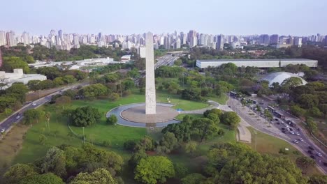 la puesta de sol de são paulo y el monumento del obelisco en brasil, foto aérea