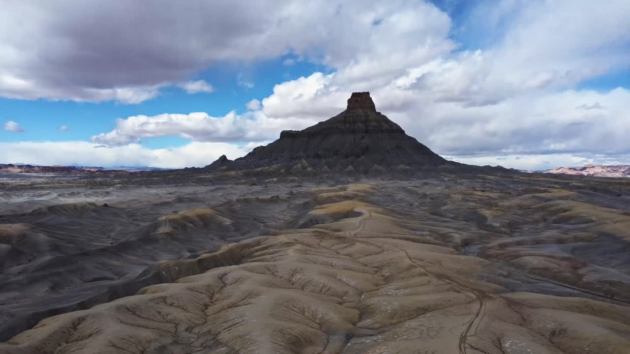 웨인 카운티의 바위산과 함께 계곡의 그림 같은 풍경
