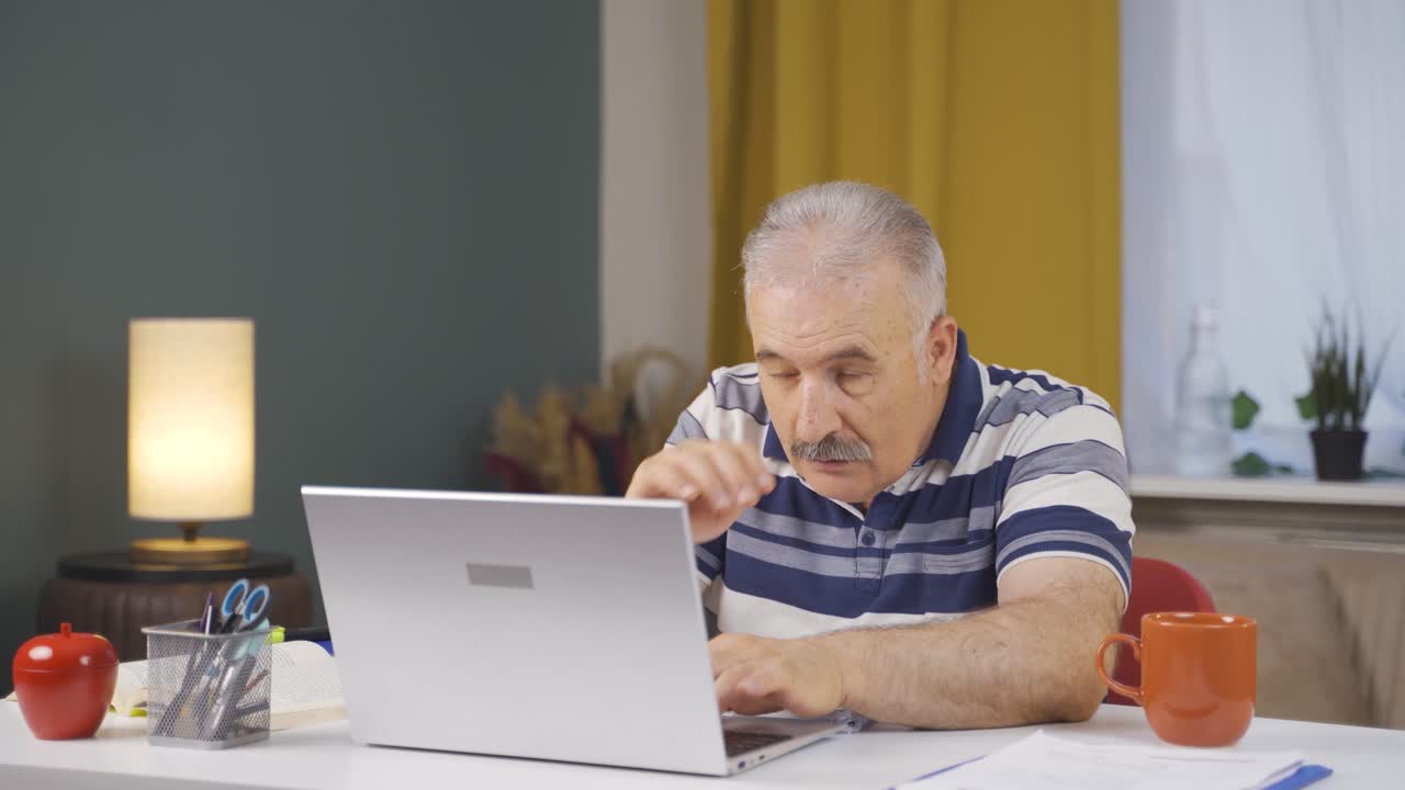 el anciano tiene problemas de discapacidad visual.