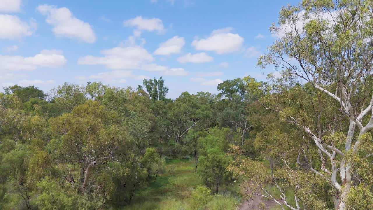 Letecké záběry ukazující venkovskou australskou krajinu
