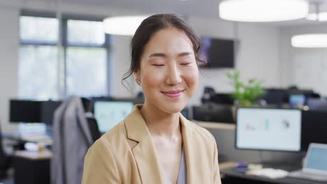 Portrait-of-happy-asian-businesswoman-in-office,-slow-motion