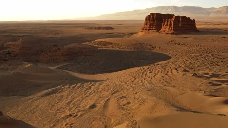 impresionante paisaje desértico con formaciones rocosas rojas al atardecer