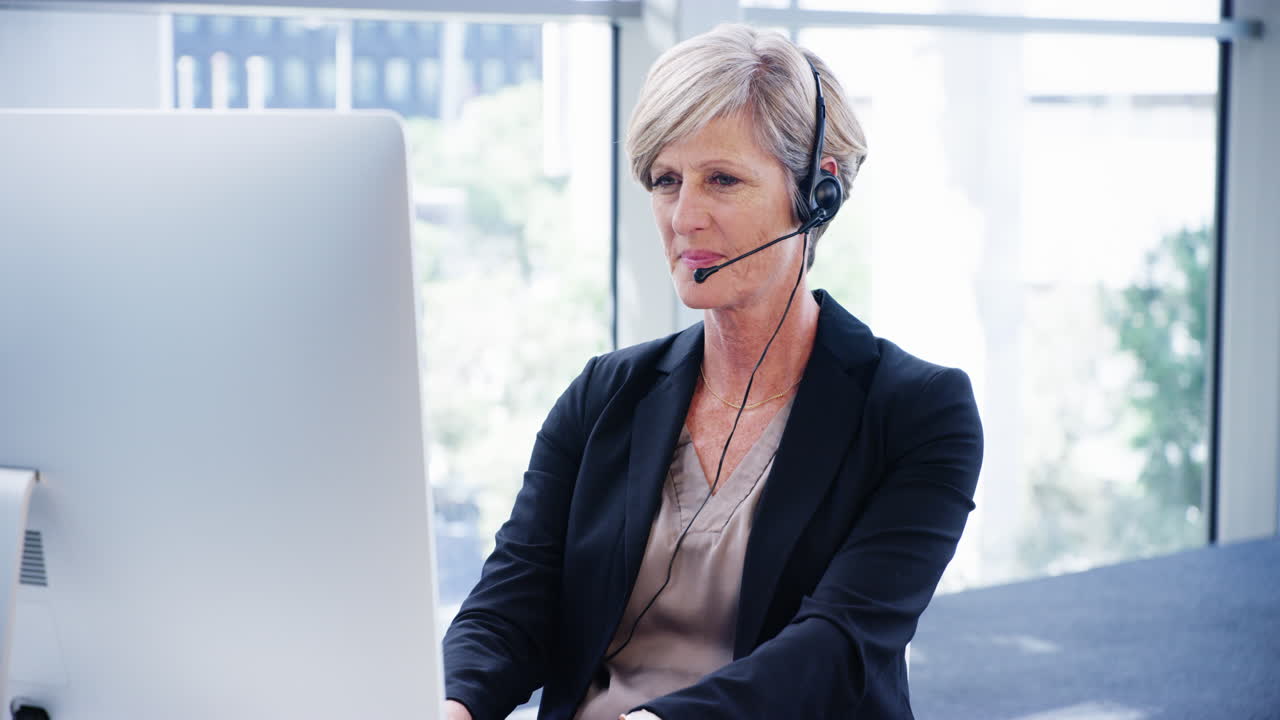 una mujer de negocios madura con auriculares