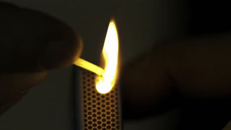un fósforo encendido en la oscuridad en cámara lenta