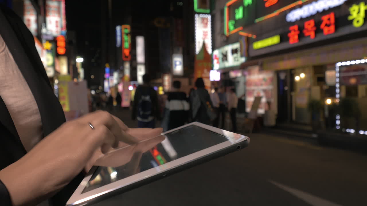 밤에 디지털 태블릿을 가진 여성 서울 대한민국