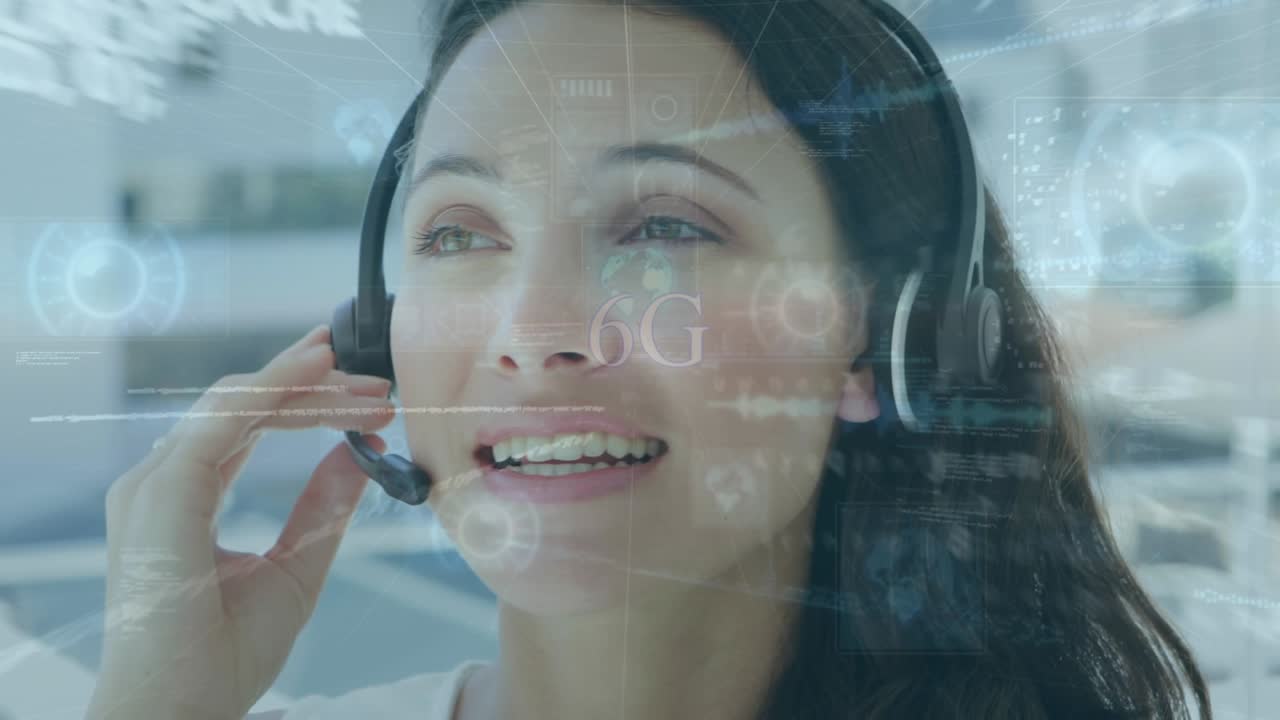 Elaborazione dati con una donna caucasica che indossa un auricolare telefonico e parla in ufficio.