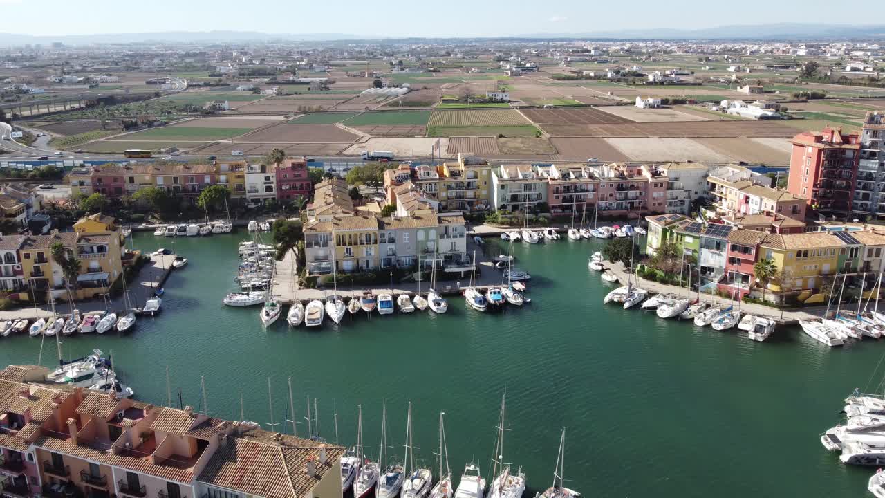 complejo residencial de alboraya valencia españa con puerto deportivo para barcos, aéreo