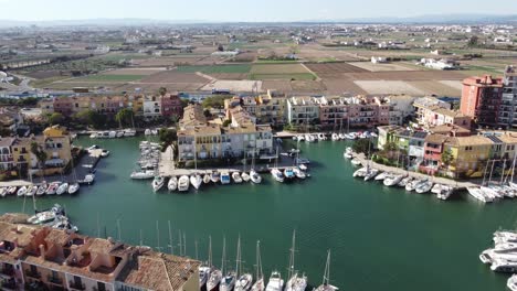 Alboraya-Valencia-Spanien-Wohnkomplex-Mit-Yachthafen-Für-Boote,-Luftaufnahme