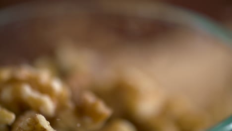 imágenes en cámara lenta de trozos de nuez cayendo en un plato