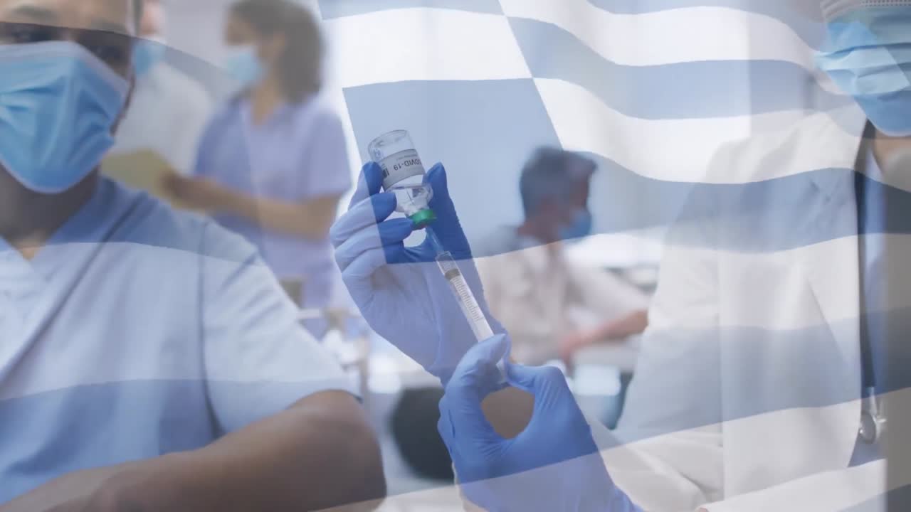Animazione della bandiera della Grecia con una dottoressa con mascherina che prepara la vaccinazione anti-COVID per un paziente.