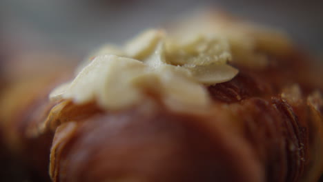 Croissant-Con-Sabor-A-Almendras,-Desayuno-Por-La-Mañana