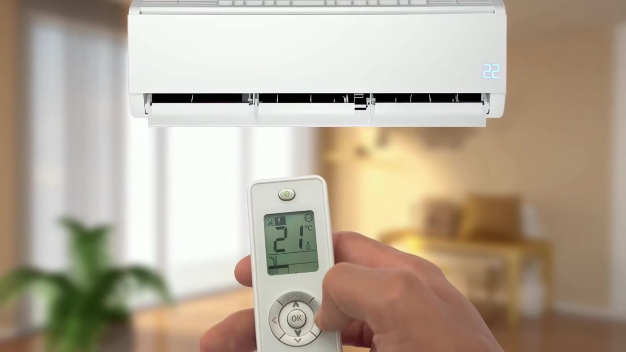 Persona che regola la temperatura sul telecomando del condizionatore