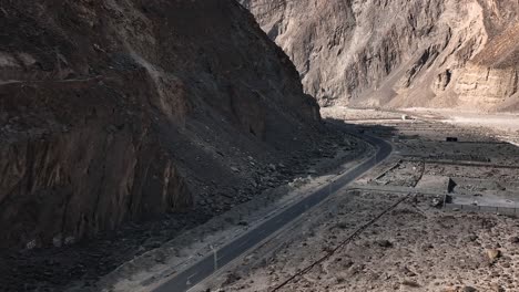 Drone-Flying-Above-New-KKH-Karakoram-Highway-Road-In-Pakistan-Dolly-Zoom-Over-Landscape