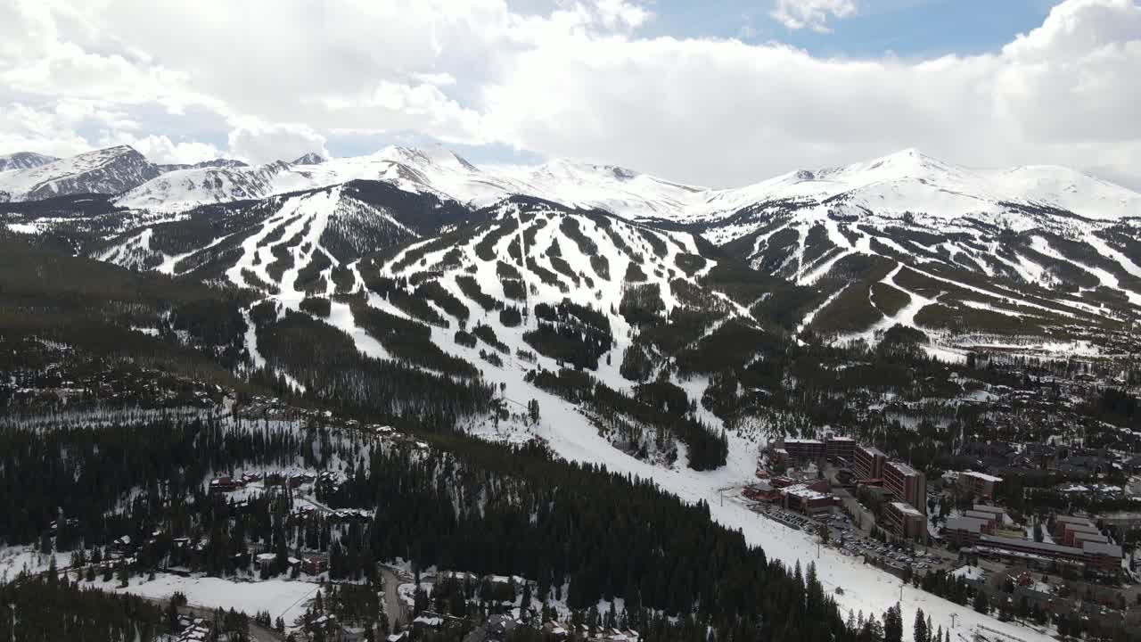 video de drones 4k de montañas rocosas en invierno con pistas de esquí en breckenridge, colorado