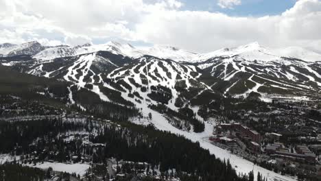 Video-De-Drones-4k-De-Montañas-Rocosas-En-Invierno-Con-Pistas-De-Esquí-En-Breckenridge,-Colorado