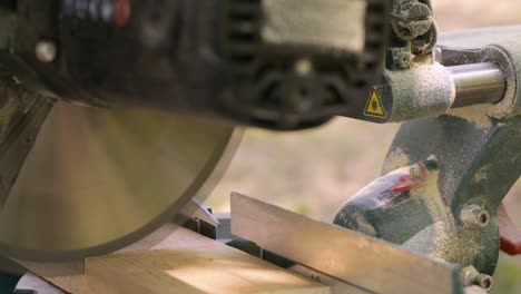 miter saw cross cut
