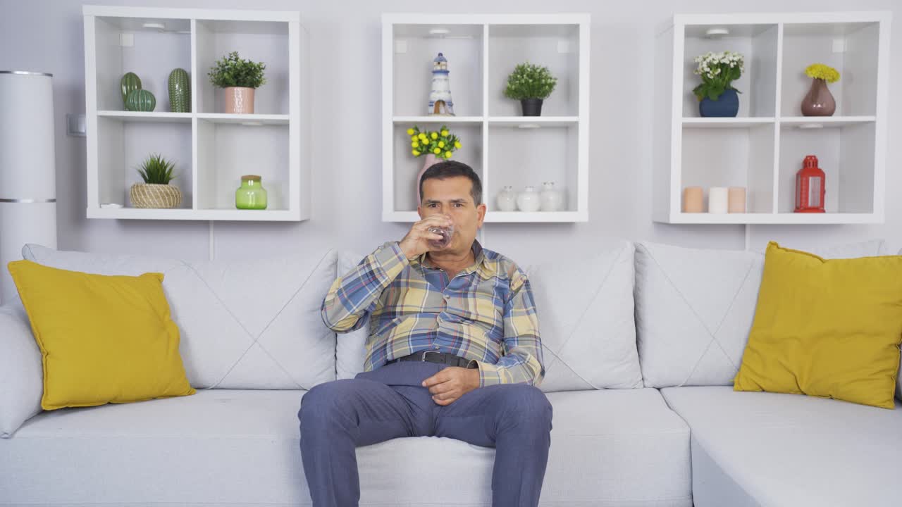 el viejo está bebiendo agua.