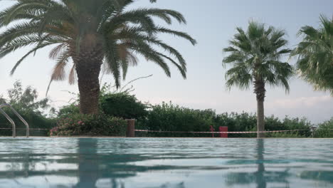 Un-Límite-Brillante-De-Una-Piscina-Abierta-En-Un-Día-Soleado