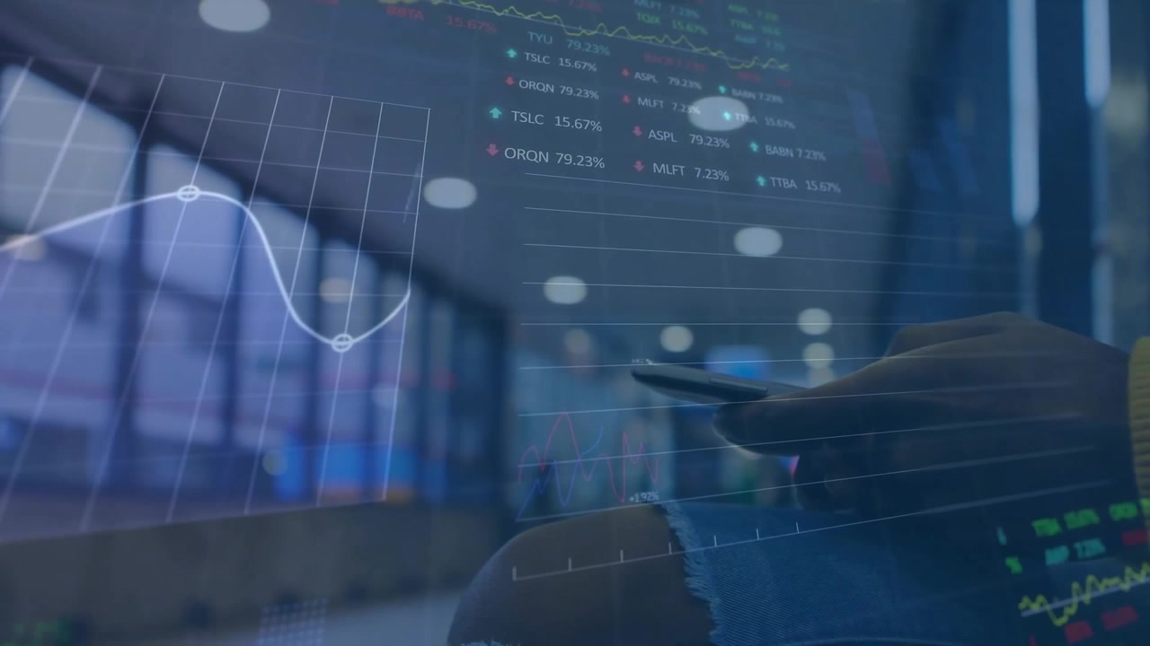 Animazione di grafici multipli e pannelli di trading su un uomo afroamericano che usa il cellulare.