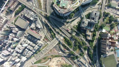 intercambio masivo de autopistas con tráfico en todos los niveles en el centro de hong kong, vista aérea